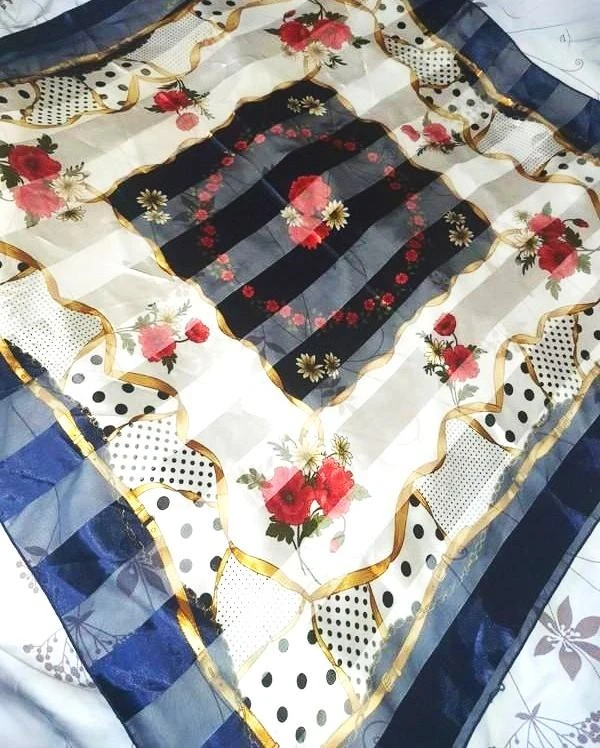 Foulard carré à motifs floraux bleu marine – photo 6